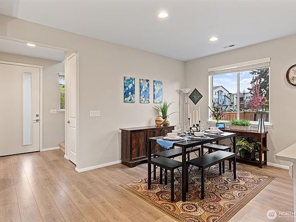 Spacious dining>
