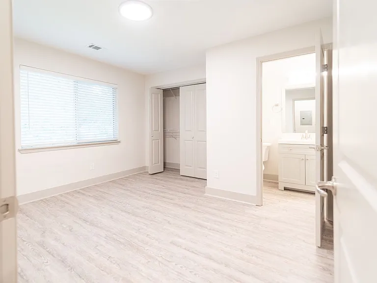 Emory Woods Apartments — Photo 31