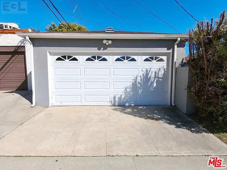 10749 Wellworth Ave — Photo 2