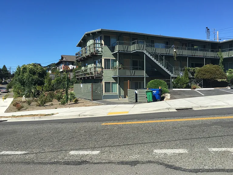 2350 Beacon Ave S — Photo 49