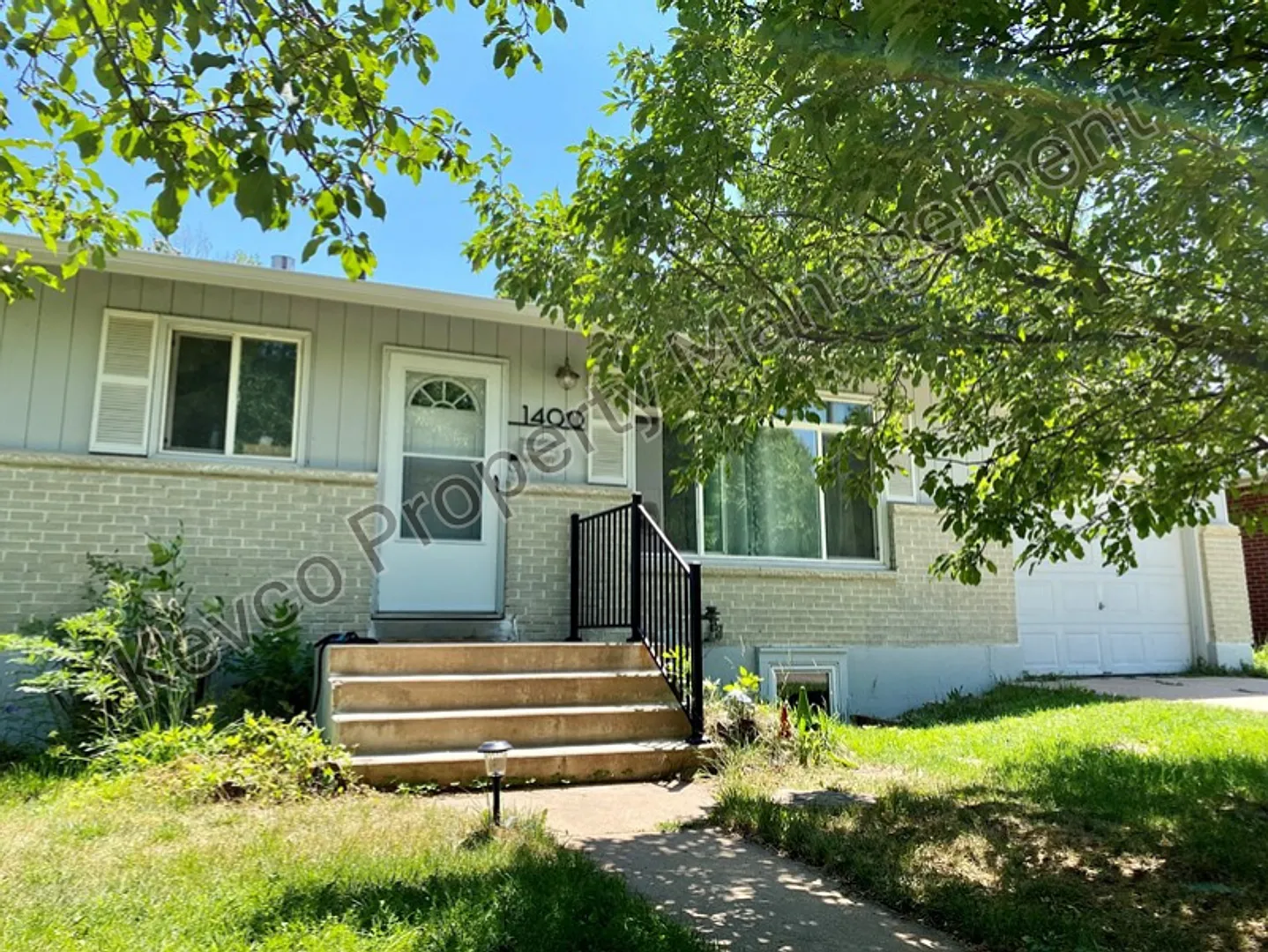 Home with Tons of Space!! — Photo 2