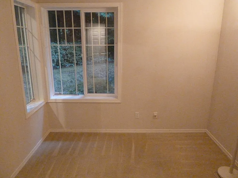 587 Elma Ave NE — Photo 10