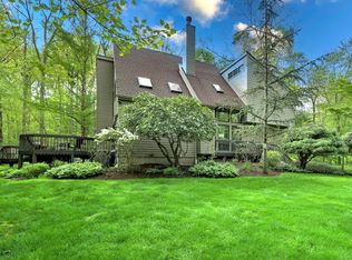 18 Tanglewood Ln, Woodbridge, CT 06525