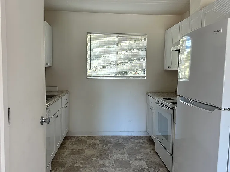 320 9th St #12 — Photo 5