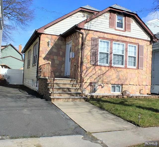 348 De Witt St photo 1