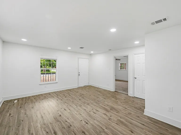 1501 Maiden Ln — Photo 6