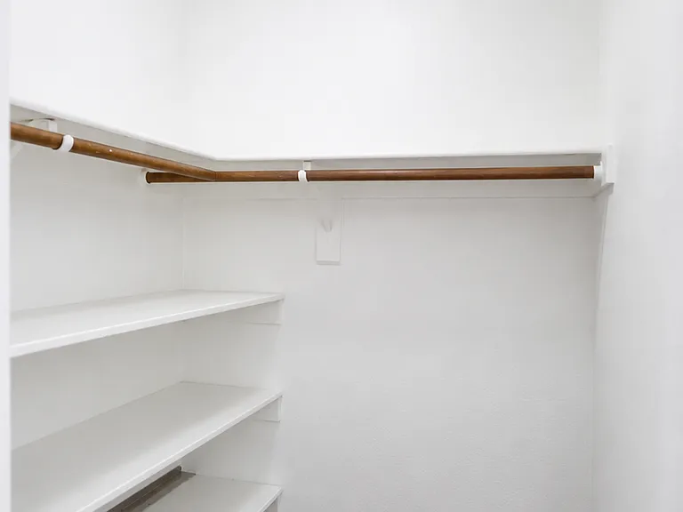 426 E Susan Ln — Photo 35