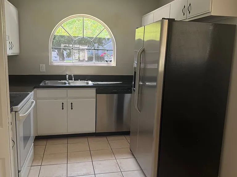 160 Edgewater Cir — Photo 3
