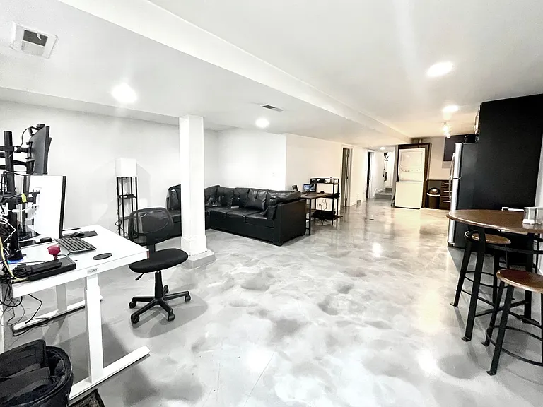2039 W Erie St #G — Photo 3