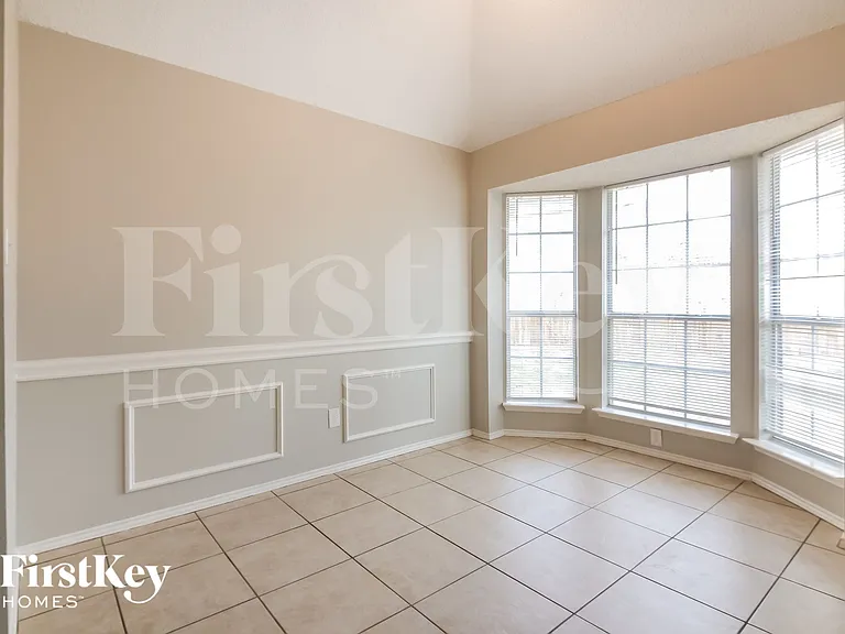 903 Hillwood Ct — Photo 4