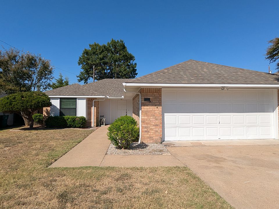 Well maintain 3 bedrooms and 2 bath home in Cedar Hill Tx