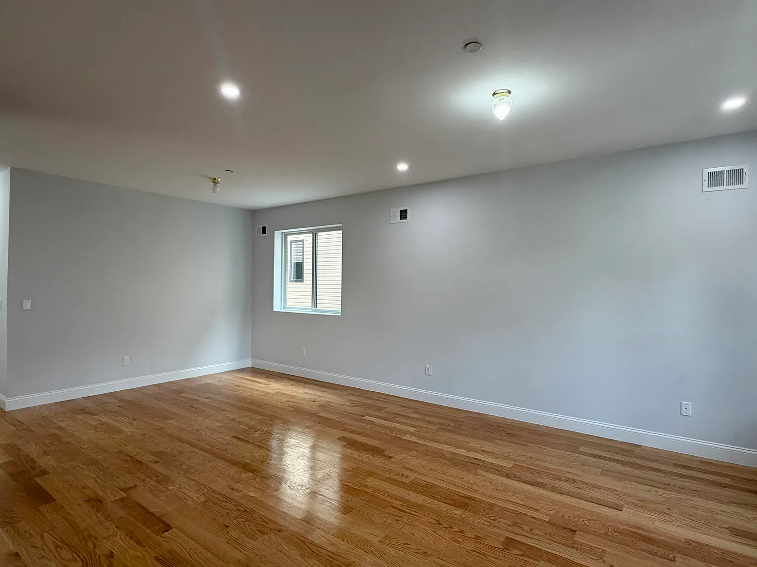 4 bed, 1364 sqft, $3,300 — Photo 4