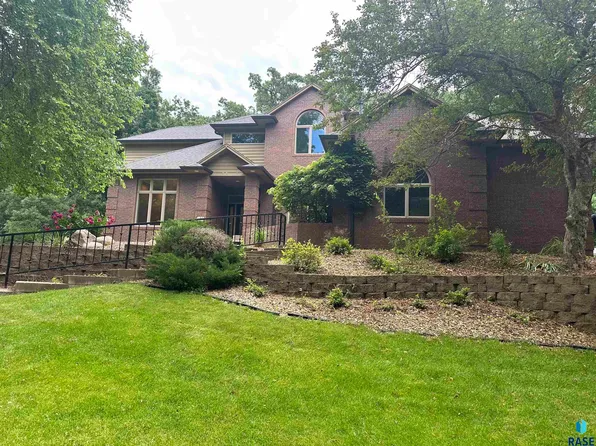 18 E Twin Oaks Est, Sioux Falls, SD 57105