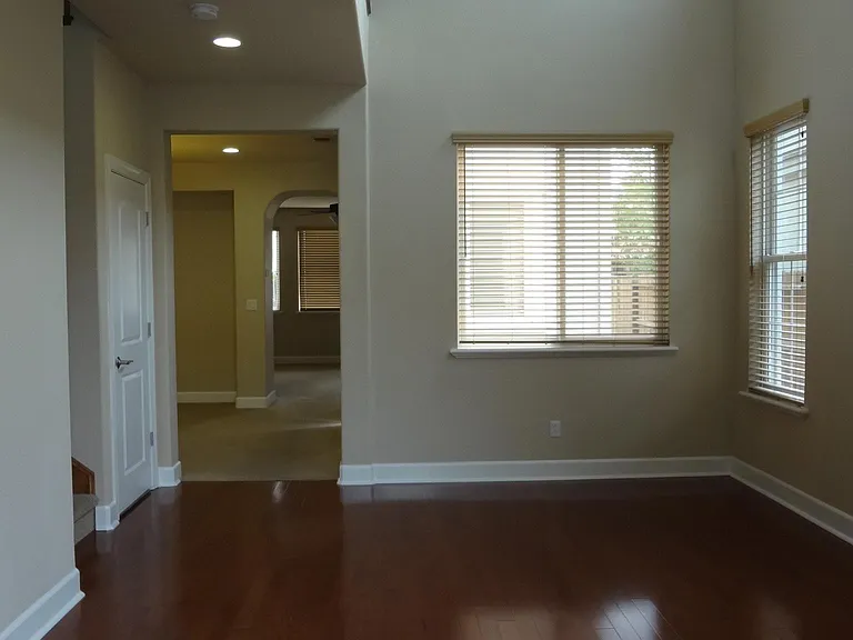 1123 Montague Ln — Photo 6