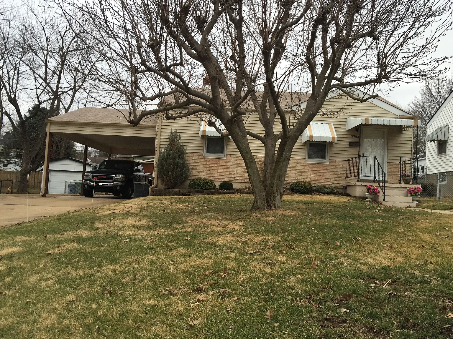 2752 Hawson Dr photo 1