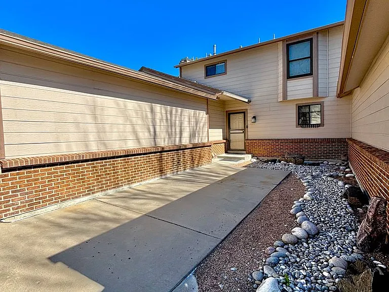 1005 Homestake Dr — Photo 1