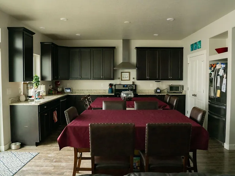 2543 N Drexler Dr — Photo 4