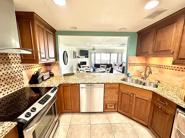 7520 Sunshine Skyway Ln S #T25 — Photo 6