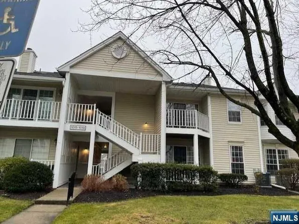 1016 Ash Dr, Mahwah, NJ 07430