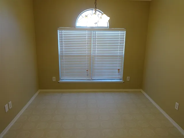 3 bed, 2.0 bath, 1387 sqft, $2,005 — Photo 3