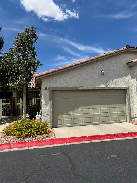 Building Photo - 117 Tapatio St