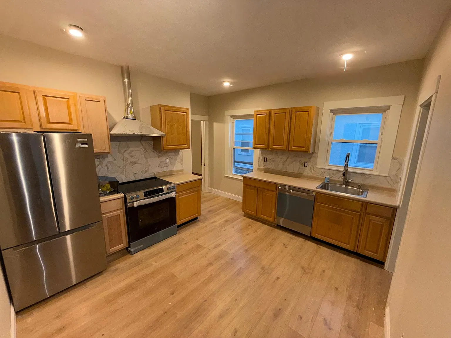 3 bed, 1250 sqft, $3,200 — Photo 2
