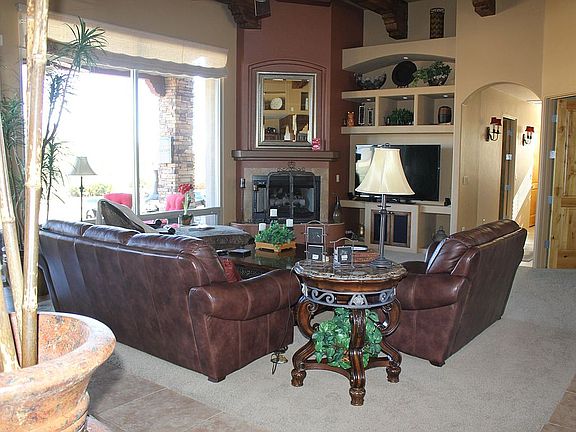 Fam Rm w/Built-In Ent Center