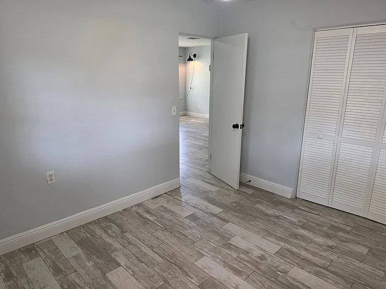 2205 S Park Ave — Photo 13