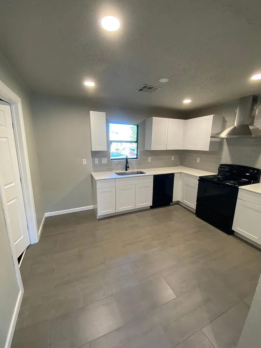 All new large Kitchen - 1415 Oxford Way
