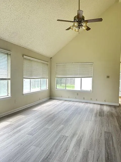 3 bed, 2.5 bath, 2810 sqft, $1,950 — Photo 3