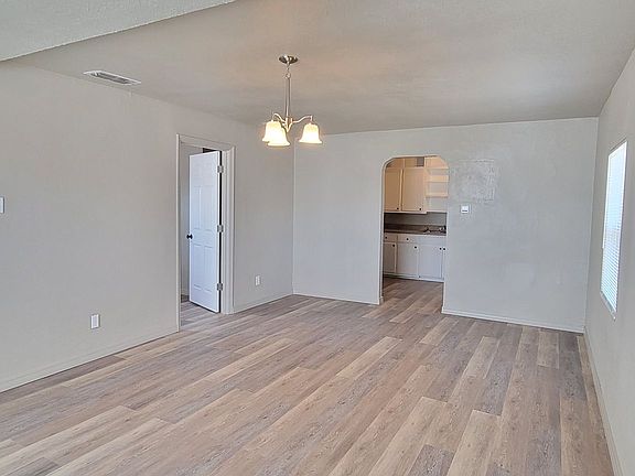 4th image of 805 S Avenue C