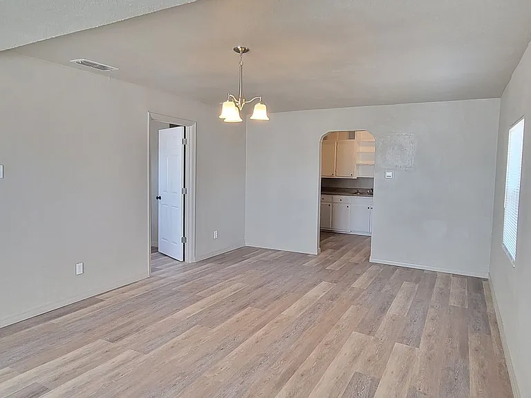 805 S Avenue C — Photo 4