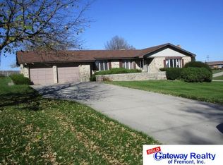 1028 Skyline Dr, Fremont, NE 68025