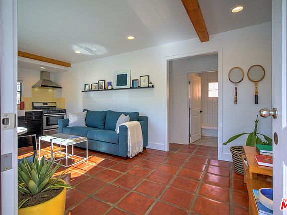 3rd image of 5827 Willoughby Ave #5