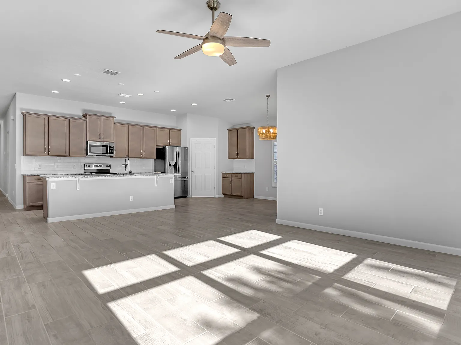 4 bed, 1988 sqft, $2,550 — Photo 2