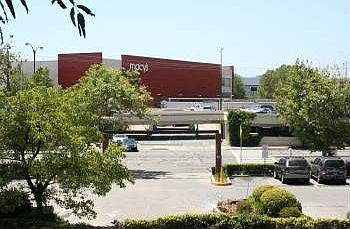 5th image of 30 Holcomb Ct