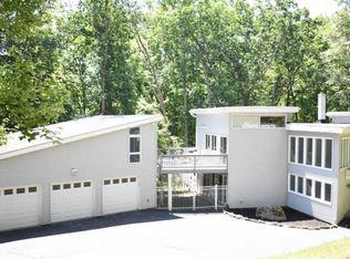 125 Washington Dr, Dingmans Ferry, PA 18328