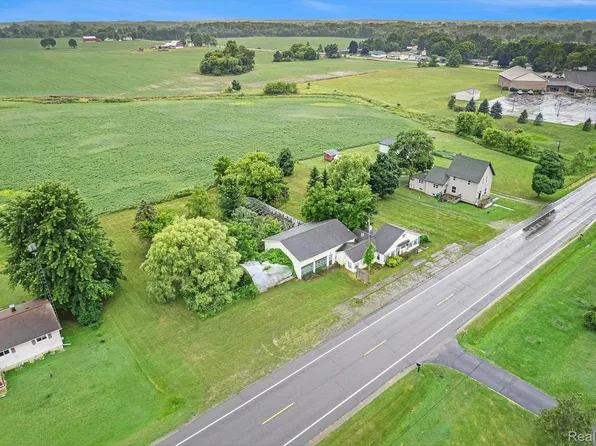 10122 E Newburg Rd, Durand, MI 48429