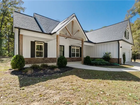 130 E Crestwood Rd, Tyrone, GA 30290