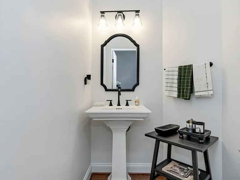 413 Clayton Ln — Photo 18