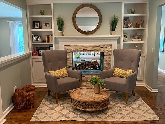 Entry sitting area