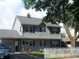46 Sparrow Ln, Levittown, NY 11756