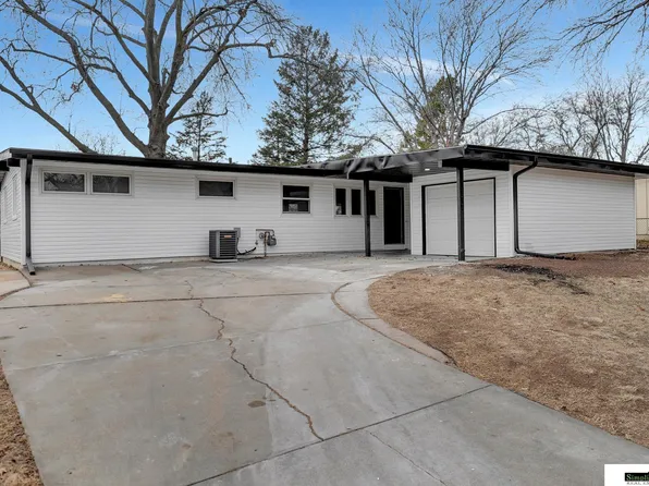 625 Eastborough Ln, Lincoln, NE 68505