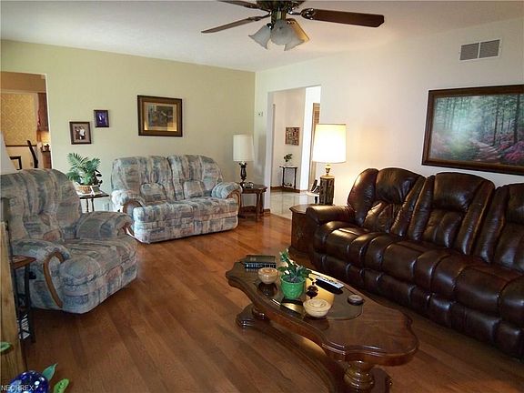 22x14 Family Room with Hickory Hardwood Flooring
