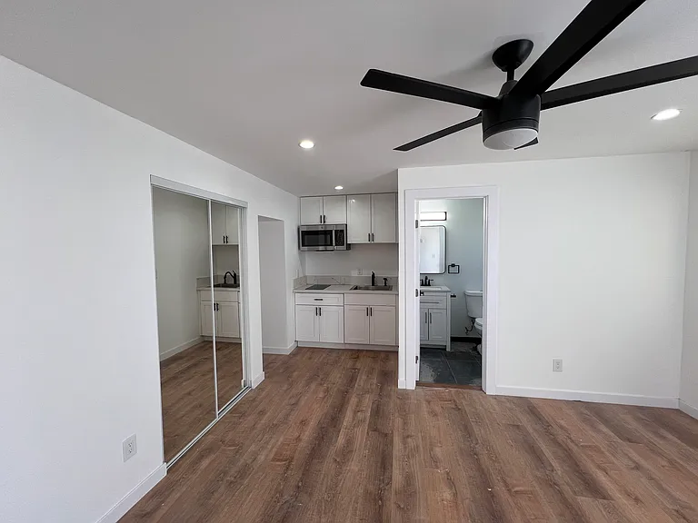 629 W Hillsdale St #B — Photo 13