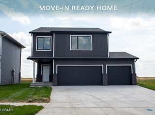 935 David Dr, Grand Forks, ND 58201