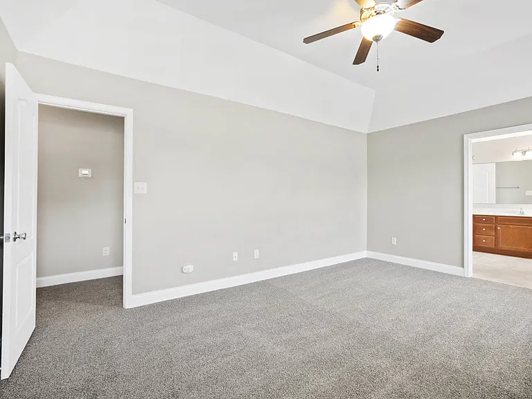 121 Feathers Ln — Photo 4