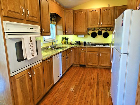 kitchen w/granite countertop