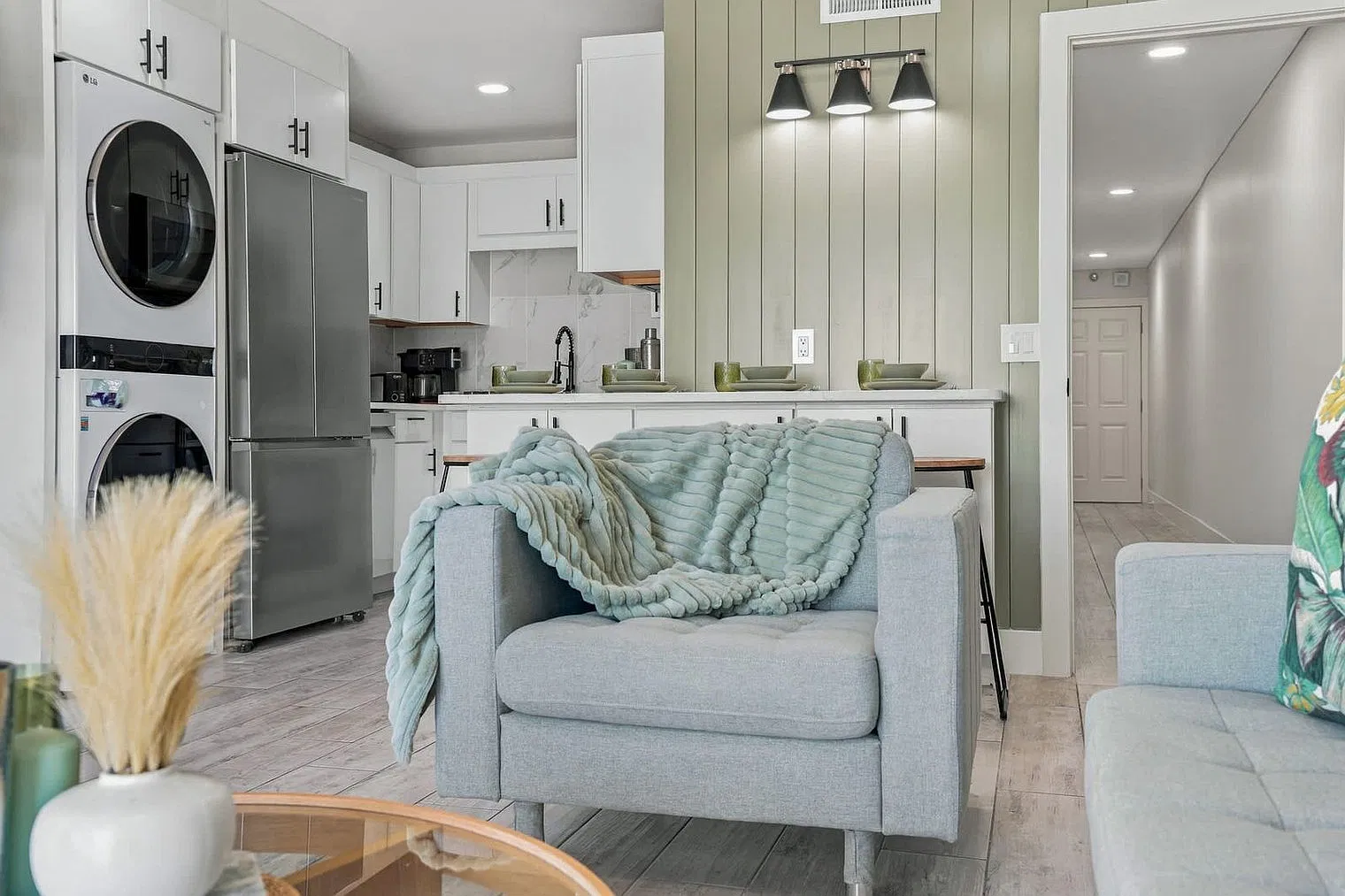 1 bed, 1.0 bath, 731 sqft, $1,830 — Photo 1