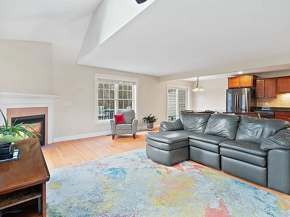 5th image of 16 Hillside Ln